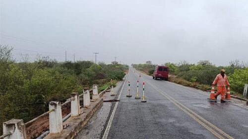 Sinalização da ponte sobre o Rio do Peixe