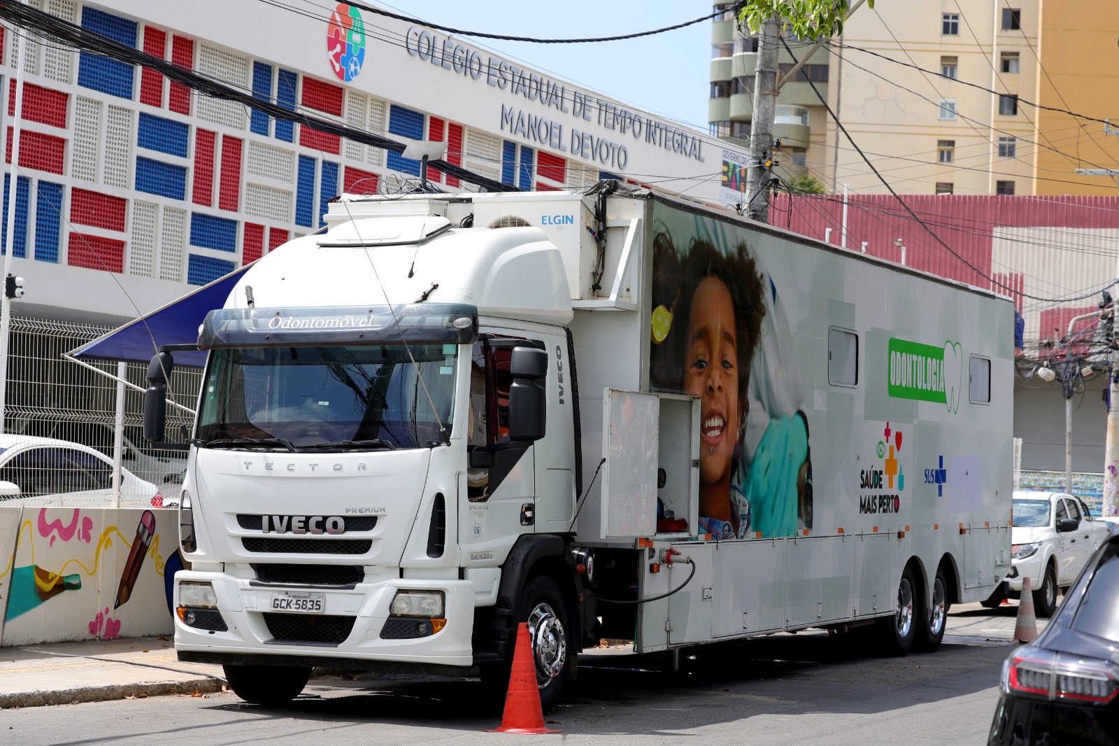 Em Salvador, Odontomóvel disponibiliza atendimento em saúde bucal gratuito para cerca de mil estudantes da rede estadual