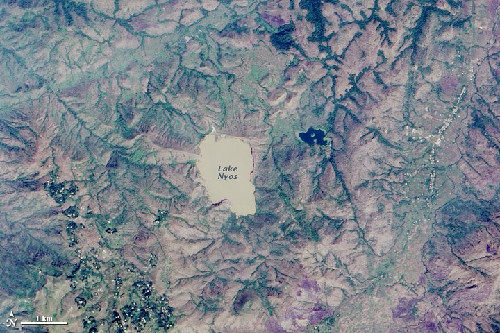 Visão de satélite do Lago Nyos, localizado no noroeste dos Camarões, em uma cratera na borda de um vulcão inativo no Campo Vulcânico de Oku.