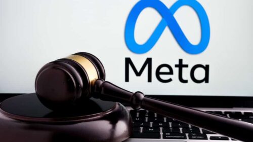 Julgamento. Ao fundo, logo da Meta na tela de um notebook; à frente, um martelo de juiz