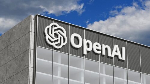 Logo da OpenAI na fachada de um prédio