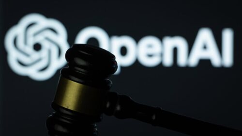 Ao fundo, logo da OpenAI; à frente, martelo de juiz