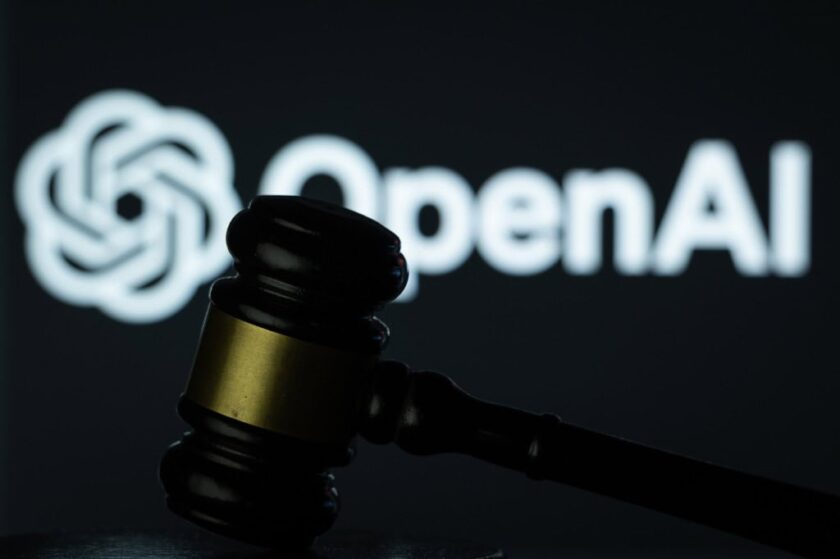 Ao fundo, logo da OpenAI; à frente, martelo de juiz