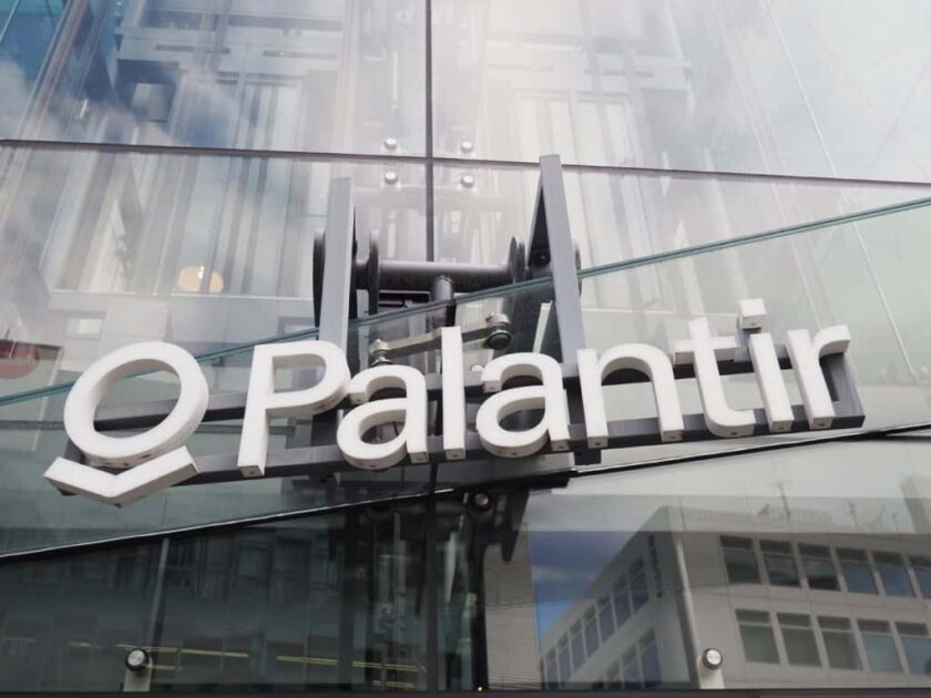 Logo da Palantir em fachada de prédio