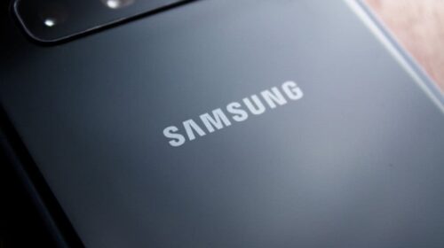 Logo da Samsung na traseira de um smartphone